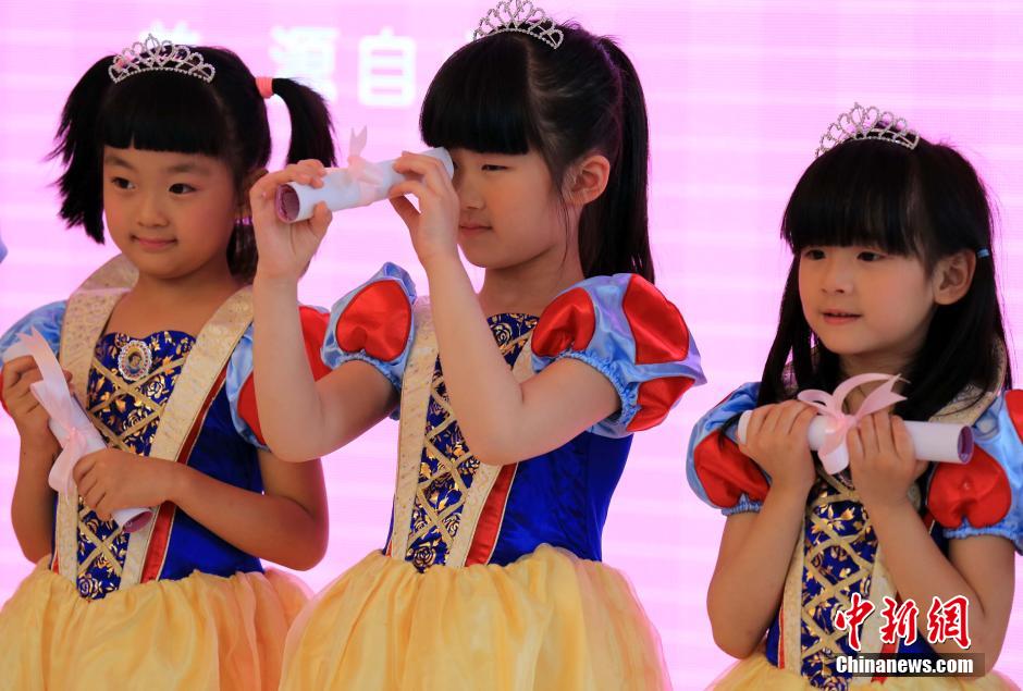 Ni?as chinas coronadas “las peque?a princesas de Disney”