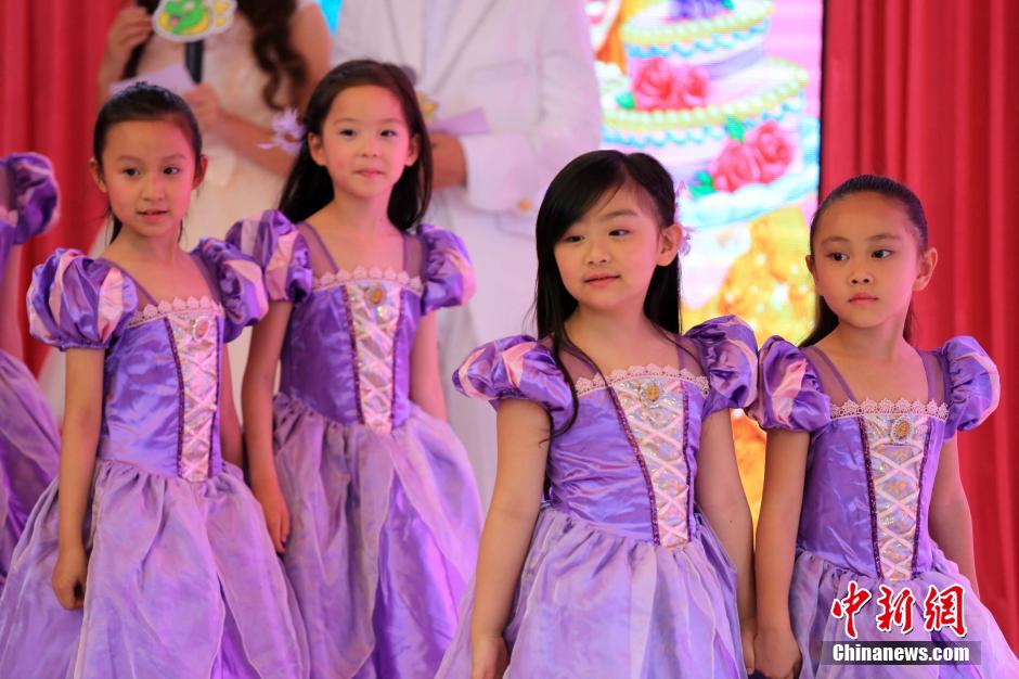 Ni?as chinas coronadas “las peque?a princesas de Disney”