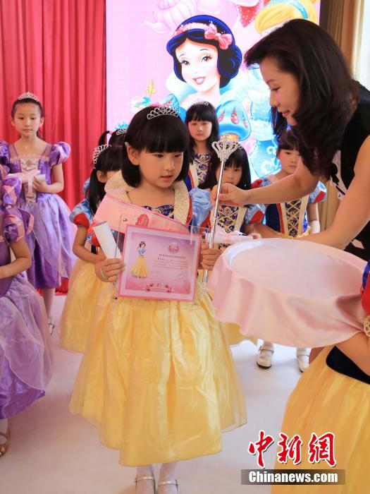 Ni?as chinas coronadas “las peque?a princesas de Disney”