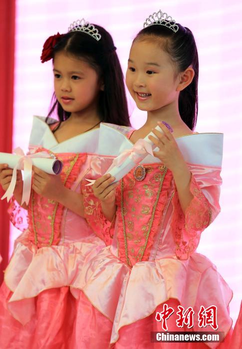 Ni?as chinas coronadas “las peque?a princesas de Disney”