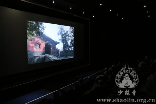 Durante el 3er Festival Cultural de Shaolin, el público disfruta un documental sobre el templo de Shaolin en un teatro de Londres, Gran Breta?a. [Foto / Xinhua]