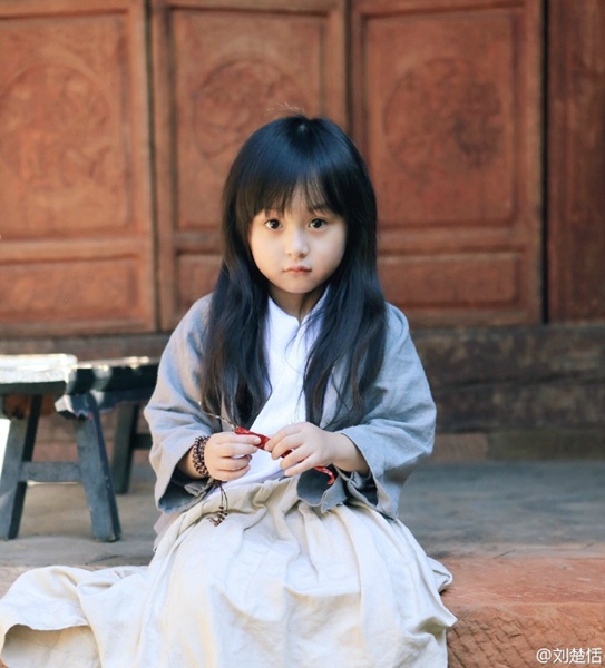 Adorable ni?a vestida estilo Han