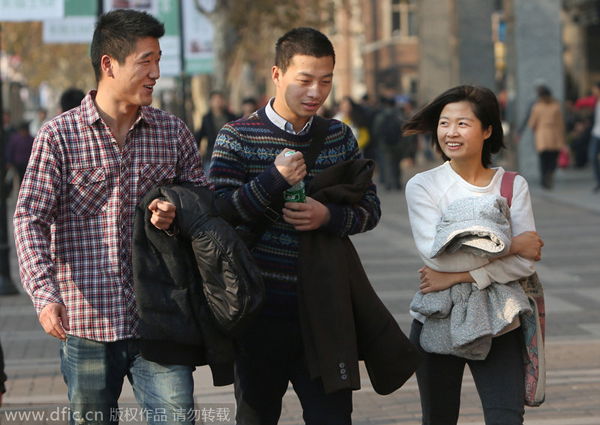 Personas vestidas con ropa primaveral en Shanghai el 4 de enero de 2015. Las temperaturas subieron hasta los 15,6 grados en Shanghai el 4 de enero, la más alta de este invierno. [Foto/IC]