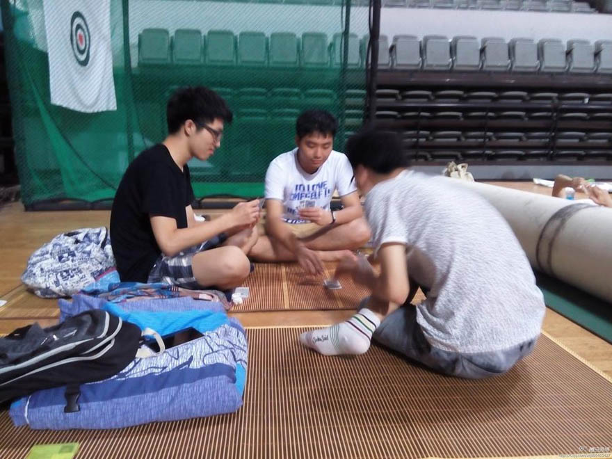 Los estudiantes pasan la noche en el suelo del gimnasio en la Universidad Normal de Wuhan, provincia de Hubei, el 29 de junio de 2015.