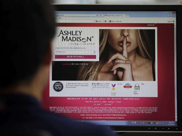 Hackean página de Ashley Madison，el sitio web para casados infieles