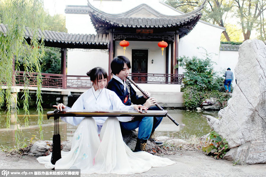 Universitarios aprenden la cultura tradicional china en trajes Han