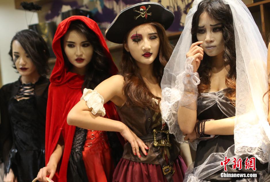 Juego vestir a chicas en Halloween
