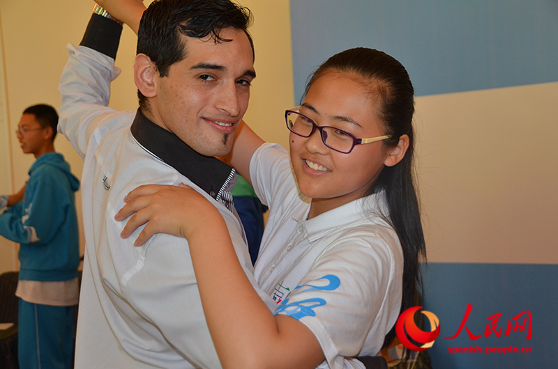 Una estudiante de la escuela Gucheng junto al profesor Claudio Peralta bailar, por primera vez, el tango argentino. (Foto: YAC)