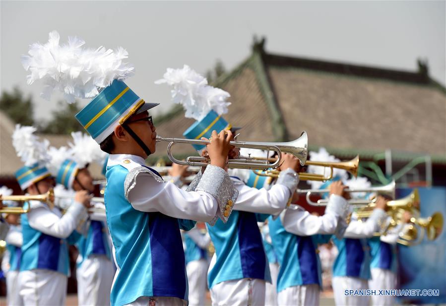 Una banda sinfónica participa durante una celebración para recibir el próximo Día del Ni?o, en la Escuela Primaria Fuxue Hutong, en Beijing, capital de China, el 30 de mayo de 2016. (Xinhua/Luo Xiaoguang)