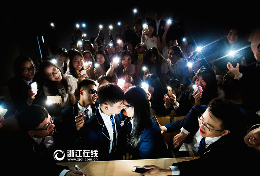 Estudiantes universitarios hacen fotos de graduación creativas 