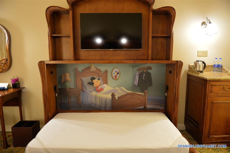 Vista de una cama para ni?os en un cuarto del Shanghai Disneyland Hotel en Shanghai, en el este de China, el 14 de junio de 2016. El Shanghai Disney Resort, el sexto en el mundo, abrirá oficialmente el 16 de junio. (Xinhua/Liu Xiaojing)