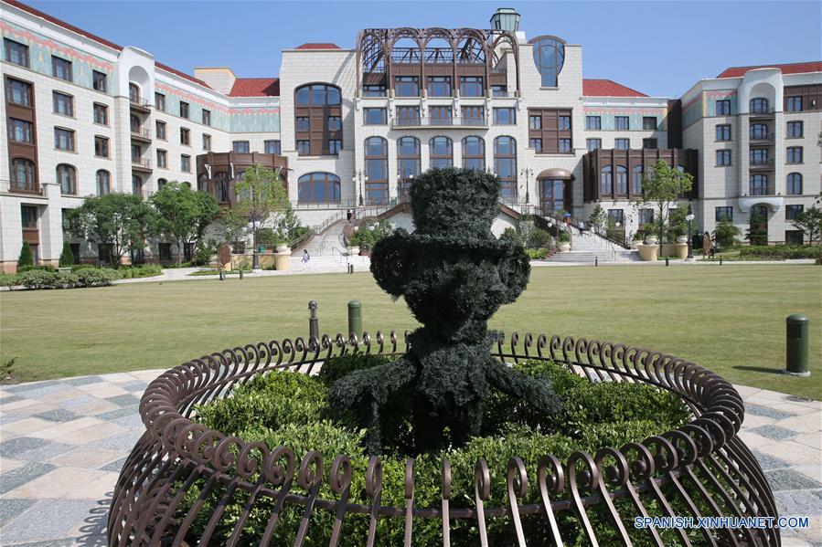 Vista de la fachada del Shanghai Disneyland Hotel, en Shanghai, en el este de China, el 14 de junio de 2016. Con 420 y 800 habitaciones respectivamente, el Shanghai Disneyland Hotel y el Toy Story Hotel fueron abiertos el martes para la visita de los representantes de los medios de comunicación. El complejo turistico Shanghai Disney Resort abrirá oficialmente el 16 de junio. (Xinhua/Pei Xin)