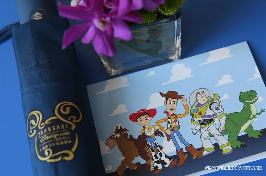 Vista de la decoración de una habitación en el Toy Story Hotel, en Shanghai, en el este de China, el 14 de junio de 2016. Con 420 y 800 habitaciones respectivamente, el Shanghai Disneyland Hotel y el Toy Story Hotel fueron abiertos el martes para la visita de los representantes de los medios de comunicación. El complejo turistico Shanghai Disney Resort abrirá oficialmente el 16 de junio. (Xinhua/Pei Xin)