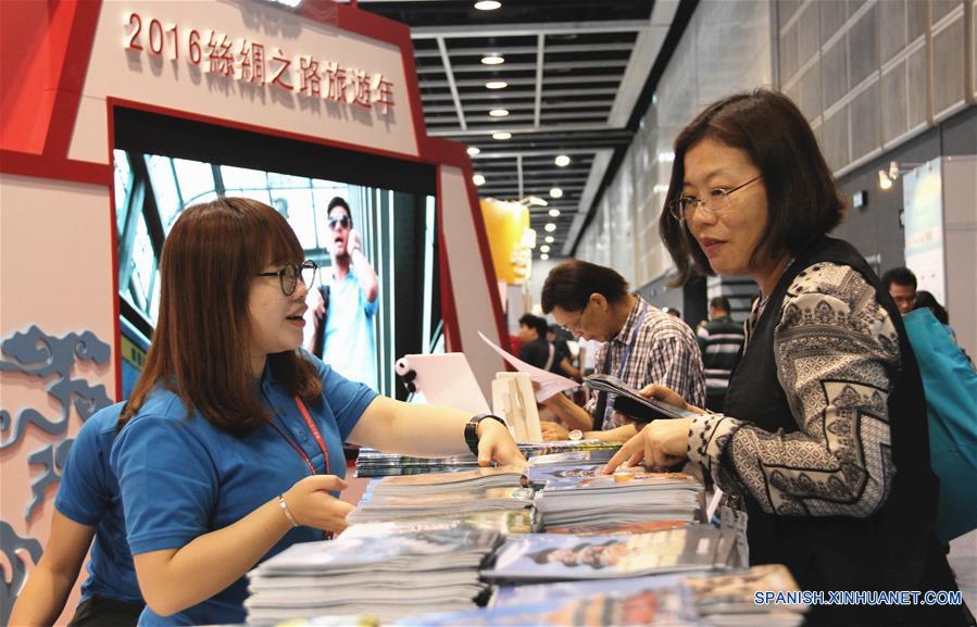 Visitantes acuden a el área de exhibición del A?o del Turismo de la Ruta de la Seda 2016 en el Centro de Convenciones y Exposiciones de Hong Kong (HKCEC, por sus siglas en inglés), en Hong Kong, en el sur de China, el 16 de junio de 2016. La 30 Expo Viajes Internacionales y la 11 Expo Reuniónes, Incentivos, Convenciones y Exposiciones (MICE, por sus siglas en inglés) comenzó el jueves en el HKCEC. Más de 600 expositores de aproximadamente 50 países y regiones participaron en las expos que permanecerán hasta el 19 de junio. (Xinhua/Wang Shen)