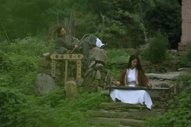 Un hombre traslada a su familia a la monta?a para vivir en paz y harmonía