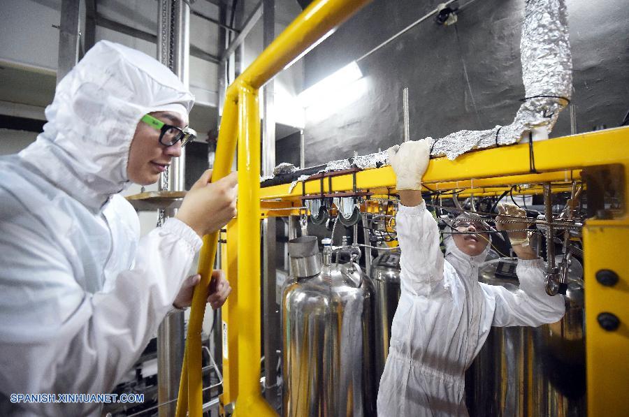 SICHUAN, junio 29, 2016 (Xinhua) -- Imagen del 28 de junio de 2016 de investigadores del Experimento de Materia Oscura "PandaX", que significa Partícula y Detector de Xenon Astrofísico, revisando las instalaciones en el Laboratorio Subterráneo de Jinping, localizado a 2,400 metros bajo la superficie de la Estación de Energía Hidroeléctrica de Jinping, en la provincia de Sichuan, en el suroeste de China. Científicos chinos están ampliando la capacidad de una instalación subterránea dise?ada para detectar las esquivas partículas de la materia oscura. Los científicos aún están buscando evidencias para probar la existencia de la hipotética materia oscura, una sustancia invisible que se cree que compone más de una cuarta parte de la masa-energía del universo. El Laboratorio Subterráneo de Jinping, comenzó a funcionar en diciembre de 2010. Tiene un almacén de xenón, uno de los pocos elementos que interactúan con la materia oscura, y los rayos cósmicos que habitualmente interfieren en los intentos de observar la materia oscura no pueden penetrar hasta tal profundidad. (Xinhua/Xue Yubin)