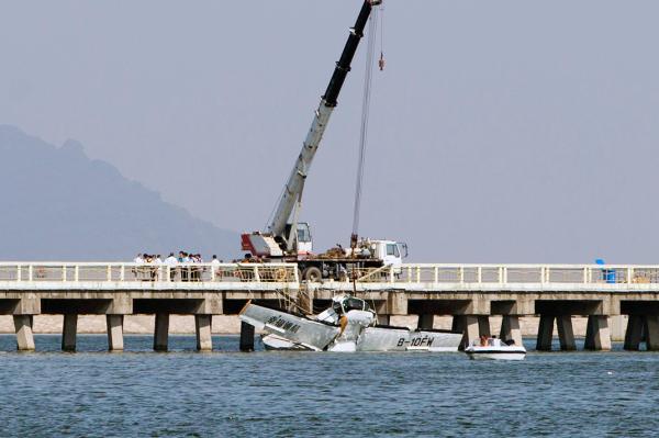Mueren cinco en choque del avión anfibio con puente en Shanghai