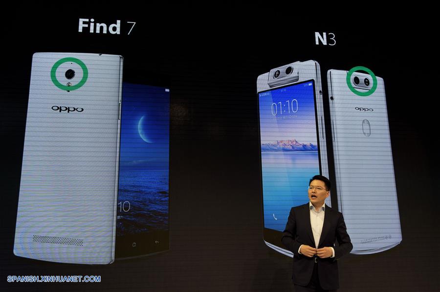 BARCELONA, febrero 27, 2017 (Xinhua) -- Andy Jiang, de la compa?ía de teléfonos móviles OPPO, presenta nuevos dispositivos durante el Congreso Mundial de Móviles (MWC, por sus siglas en inglés) 2017 en Barcelona, Espa?a, el 27 de febrero de 2017. (Xinhua/Lino de Vallier)