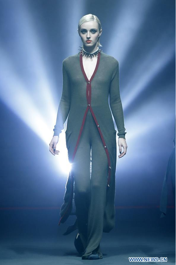 La dise?adora Carey Xu presenta sus creaciones en la Semana de la Moda China