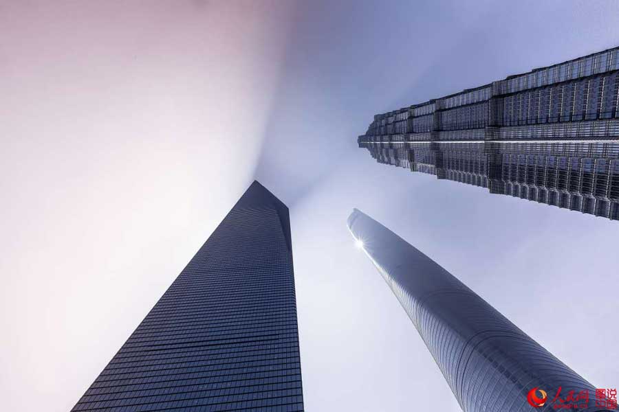 Vistas aéreas de Shanghai flotando en mitad de un cielo futurista