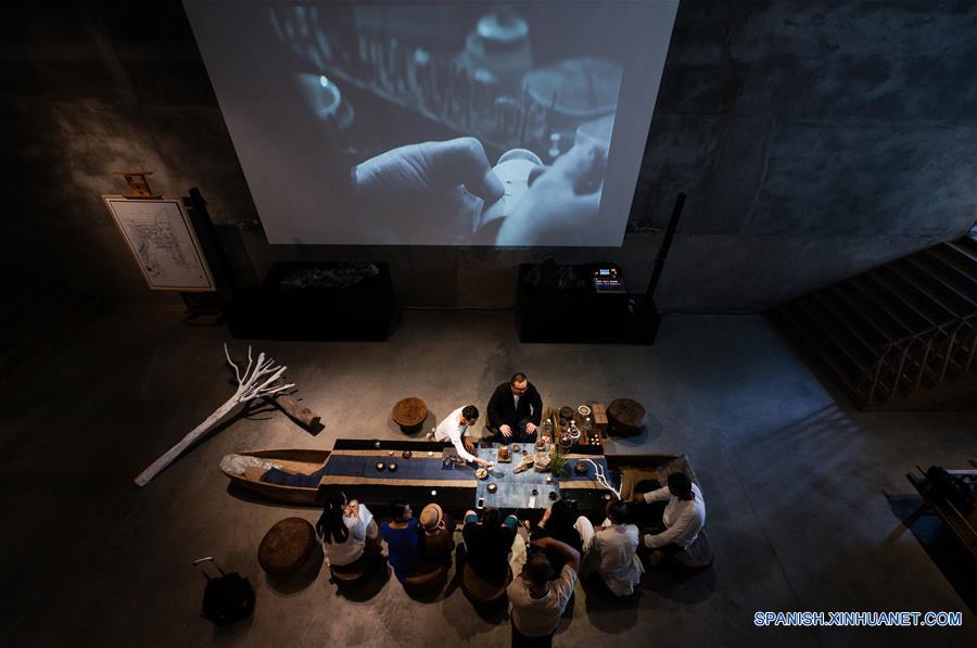 Cao Qingli (arriba), un artesano de la ciudad de Liuzhou, muestra sus obras a visitantes en el Museo True Color en Suzhou, en la provincia de Jiangsu, en el este de China, el 29 de mayo de 2017. La exhibición muestra más de 90 obras de "juci", una técnica tradicional de arreglar porcelana con grapas. Estará abierta hasta el 31 de diciembre. (Xinhua/Li Xiang)