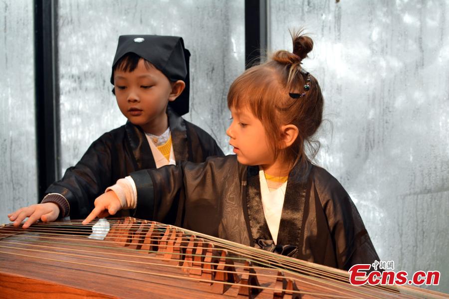 Ni?os chinos aprenden su cultura tradicional en lo alto del Taoísmo