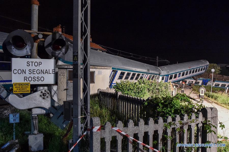Choque de tren con camión deja 2 muertos y 23 heridos en norte de Italia