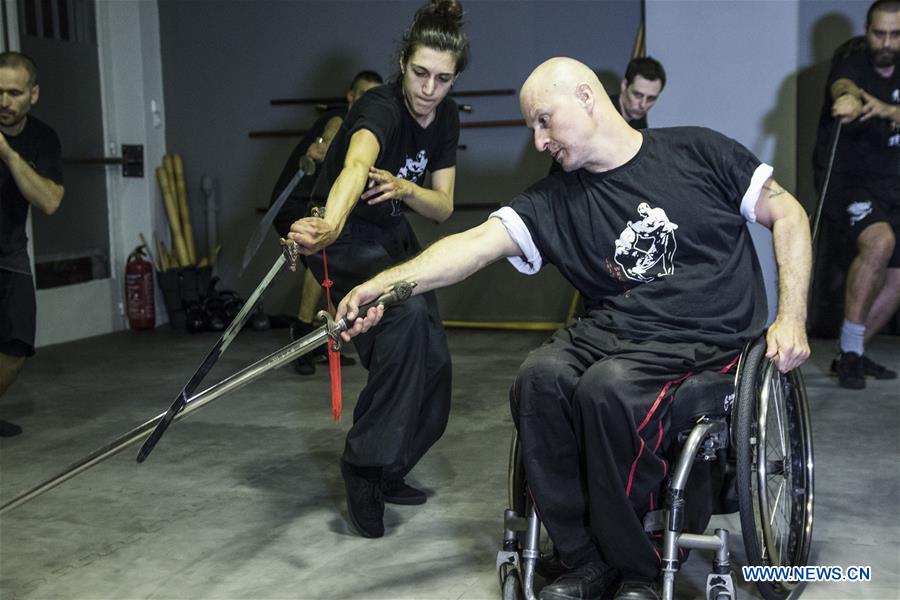Profesor griego ense?a Wushu en silla de ruedas
