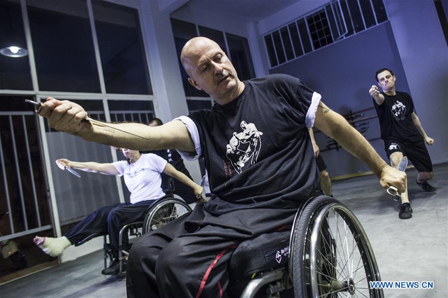 Profesor griego ense?a Wushu en silla de ruedas