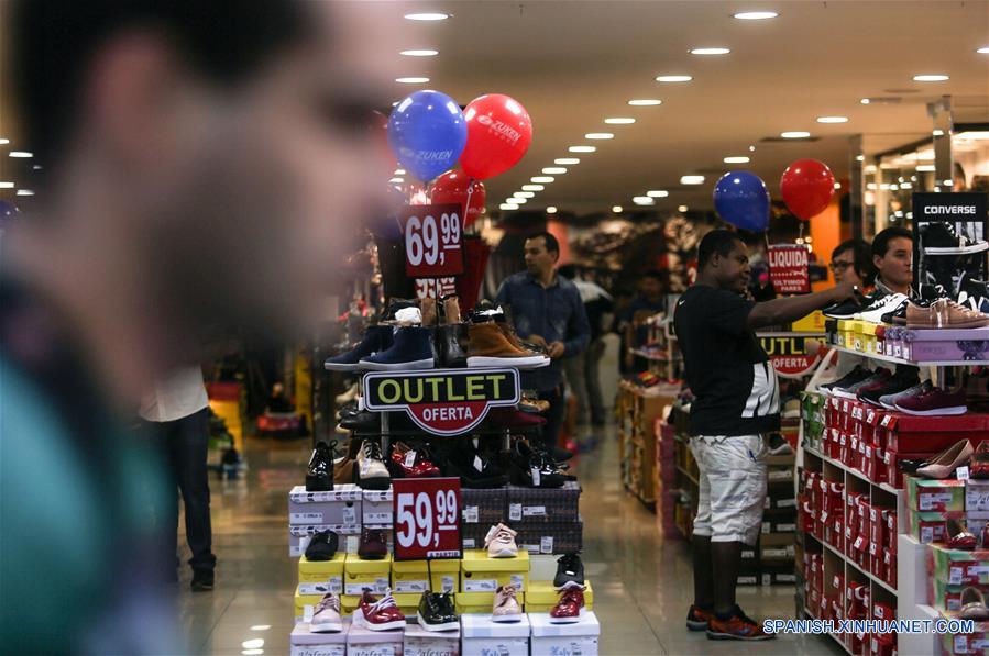 Personas visitan una tienda de zapatos, en Sao Paulo, Brasil, el 8 de junio de 2018. La tasa de inflación de Brasil se situó en un 0.4 por ciento en mayo pasado y estuvo por arriba de la tasa registrada en abril (0.22 por ciento), informó el viernes el Instituto Brasile?o de Geografía y Estadística (IBGE). El IBGE atribuyó el resultado de mayo al paro protagonizado por miles de camioneros durante 11 días hasta finales del mes pasado que paralizó el país sudamericano. En los primeros cinco meses del a?o, Brasil registró una inflación de 1.33 por ciento, el menor resultado para el período desde 1994. (Xinhua/Rahel Patrasso)