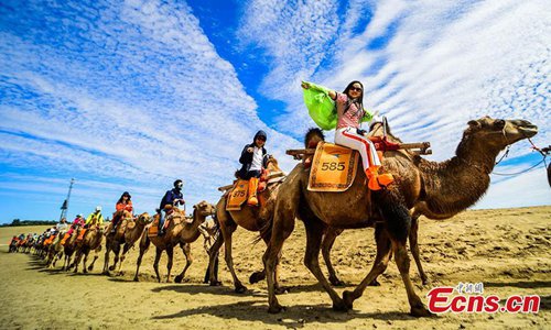 La ‘arena que canta’ atrae a más turistas en Gansu