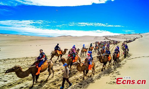 La ‘arena que canta’ atrae a más turistas en Gansu