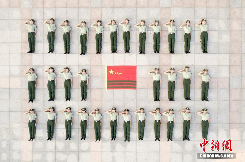 Los veteranos marcan el final de su vida castrense con fotos creativas. (Foto: Han Suyuan)