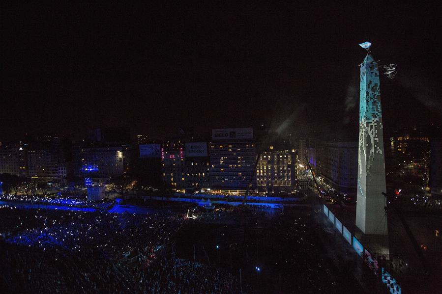 BUENOS AIRES, octubre 6, 2018 (Xinhua) -- Personas asisten a la ceremonia de inauguración de los Juegos Olímpicos de la Juventud de Buenos Aires 2018, en el Obelisco de la ciudad de Buenos Aires, Argentina, el 6 de octubre de 2018. La ceremonia de los Juegos Olímpicos de la Juventud de Buenos Aires 2018 comenzó el sábado ante una multitud en el Obelisco, el tradicional monumento emplazado en la avenida 9 de Julio, en el centro de la capital argentina. En los Juegos Olímpicos de la Juventud participarán, a partir del domingo 3,998 atletas de entre 15 y 18 a?os, pertenecientes a 206 países y regiones. (Xinhua/Martín Zabala)