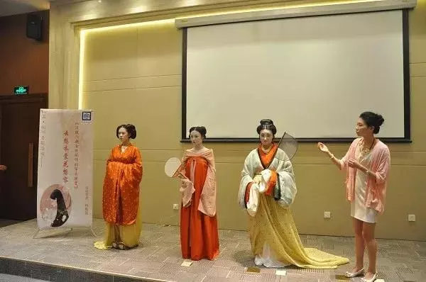 El talentoso grupo de jóvenes chinos estuvo 11 a?os investigando y rescatando 200 modelos originales de Hanfu.