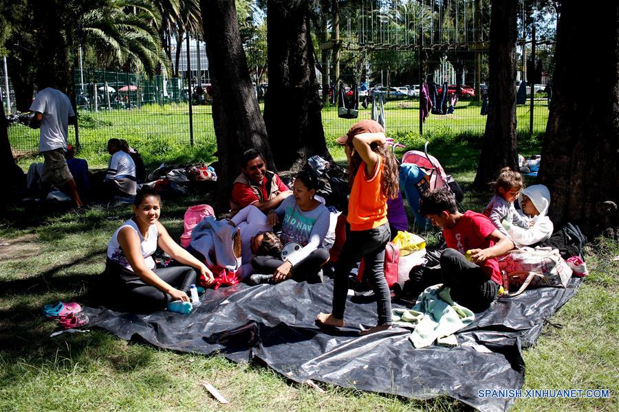 Melissa Urbina (c), proveniente de San Pedro Sula, Honduras, toma un descanso con su familia, en el Estadio Jesús Martínez "Palillo", en la Ciudad Deportiva Magdalena Mixhuca, en la Ciudad de México, capital de México, el 5 de noviembre de 2018. Varios migrantes entrevistados coincidieron que la caravana de hondure?os, salvadore?os y guatemaltecos planea encaminarse hacia la fronteriza ciudad de Tijuana para pedir asilo a Estados Unidos, a pesar de que el presidente estadounidense, Donald Trump, ha reiterado que no permitirá su entrada. Queremos hacerlo bien, entrar como caravana, no como migrantes", manifestó Melissa, una hondure?a de 38 a?os. Mientras tomaba un descanso afuera del refugio, la mujer originaria de San Pedro Sula dijo que se unió a la caravana junto con sus vecinos porque no encontraba empleo en su país para poder mantener a sus dos hijos. (Xinhua/Francisco Ca?edo)
