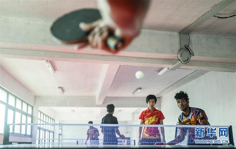 El 14 de noviembre, Zhang Yining (segunda desde la derecha) dirigió el entrenamiento del equipo nacional de Papúa Nueva Guinea en el centro de entrenamiento. Por Fei Maohua, Agencia de Noticias Xinhua.