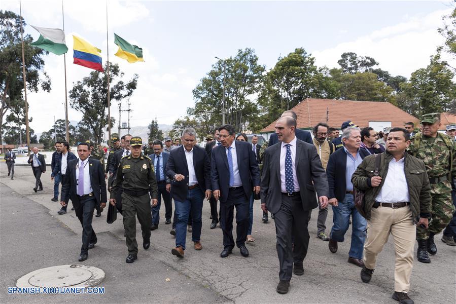 BOGOTA, enero 17, 2019 (Xinhua) -- Imagen cedida por la Presidencia de Colombia, del presidente colombiano, Iván Duque (3-i-frente), conversando con el fiscal general de Colombia, Néstor Humberto Martínez Neira (4-i-frente), a su llegada al lugar donde se registró una explosión en el estacionamiento de la Escuela de Cadetes de Policía General Santander, en el sur de Bogotá, capital de Colombia, el 17 de enero de 2019. Aumentó a ocho el número de muertos y a más de 40 el de los heridos tras la detonación de un coche bomba en la Escuela de Cadetes de Policía General Santander, en la zona sur de Bogotá, Colombia, registrada el jueves. El alcalde de la capital colombiana, Enrique Pe?alosa, reportó que desconocidos ingresaron un coche bomba al sitio y que la onda explosiva destruyó varias fachadas. (Xinhua/Nicolás Galeano/Presidencia de Colombia)