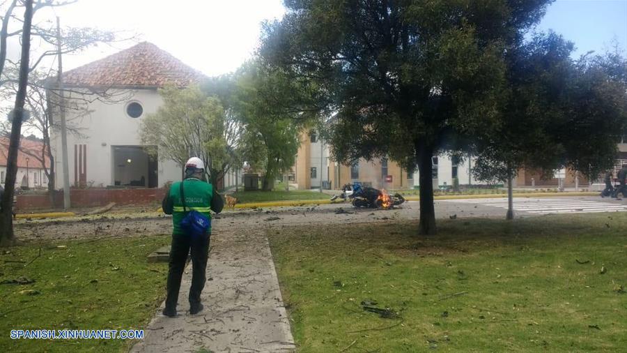 BOGOTA, enero 17, 2019 (Xinhua) -- Imagen proveída por COLPRENSA de una persona inspeccionando el lugar donde se registró una explosión en el estacionamiento de la Escuela General Santander de la Policía, en el sur de Bogotá, capital de Colombia, el 17 de enero de 2019. (Xinhua/COLPRENSA)