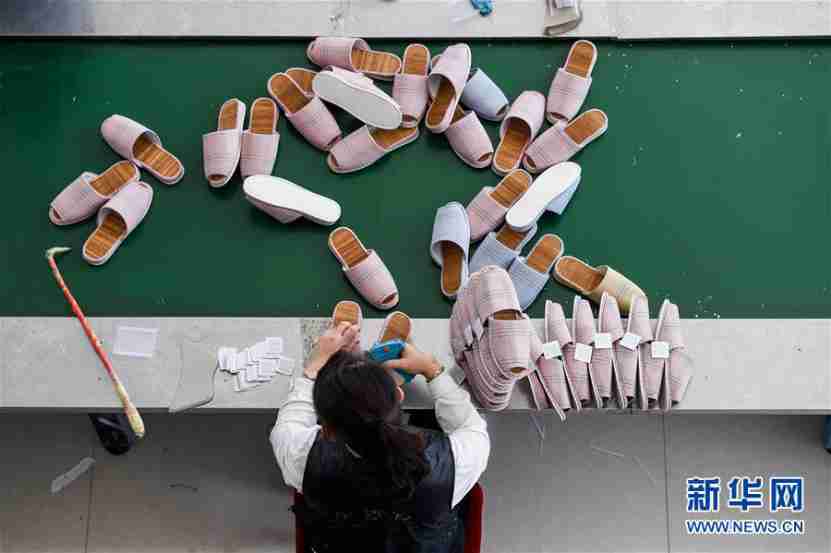 Un aldeano de la ciudad de Pingdiquan, territorio de Chayouqian en Ulanqab de Mongolia Interior, procesaba zapatillas en un taller de alivio de la pobreza, el 25 de marzo de 2020. (Foto de Lian Zhen / Xinhua)