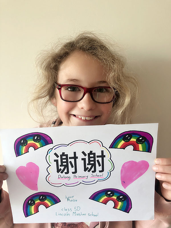 Una ni?a del Reino Unido hizo un dibujo con las palabras "Gracias, escuela primaria Datong" dirigido a la Escuela Primaria Datong de Changsha, provincia Hunan. [Foto: proporcionada a China Daily] 