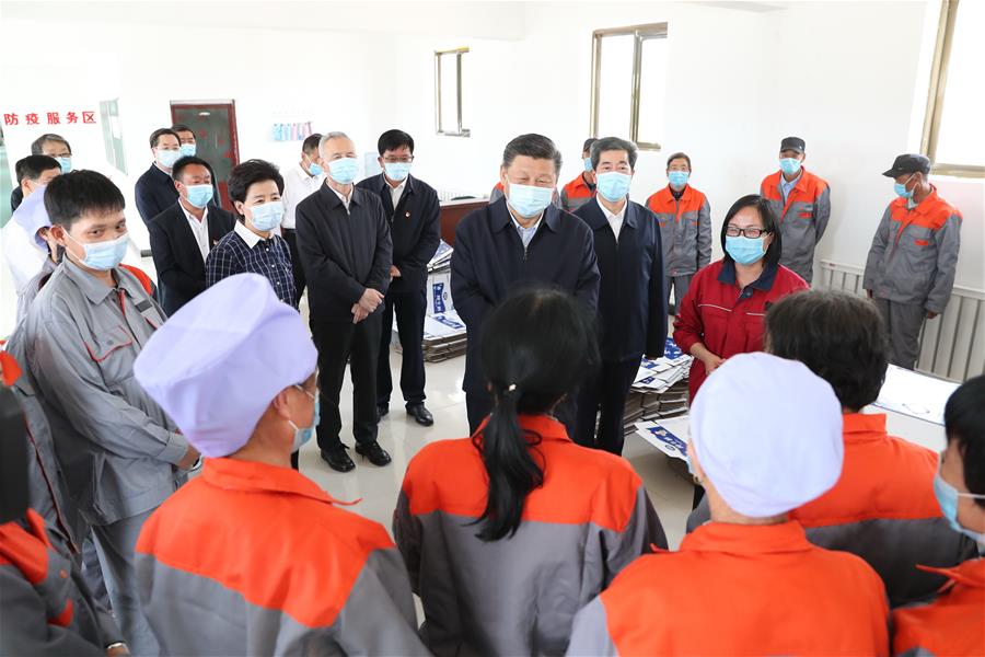 WUZHONG, 8 junio, 2020 (Xinhua) -- El presidente chino, Xi Jinping, también secretario general del Comité Central del Partido Comunista de China y presidente de la Comisión Militar Central, conoce sobre los esfuerzos para avanzar en el alivio de la pobreza en la aldea de Hongde de la ciudad de Wuzhong, en la región autónoma de la etnia hui de Ningxia, en el noroeste de China, el 8 de junio de 2020. Xi inspeccionó Ningxia el lunes. (Xinhua/Wang Ye)