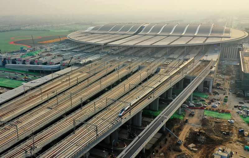 Un tren bala sale de la Estación de Ferrocarril de Xiong'an hacia Beijing, en la Nueva área de Xiong'an, provincia de Hebei, en el norte de China, el 26 de diciembre de 2020. [Foto / Xinhua]