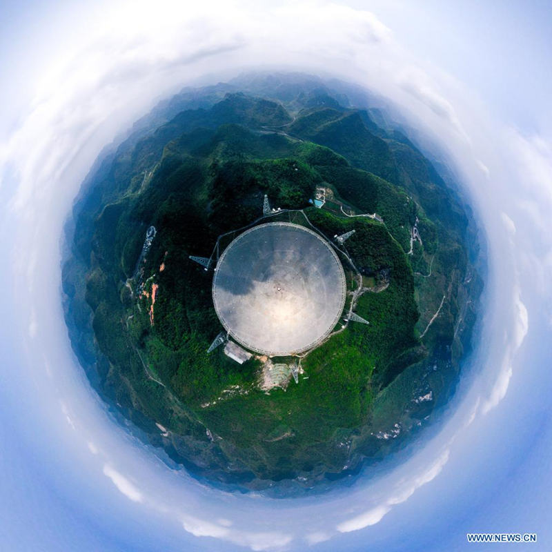 PINGTANG, 29 marzo, 2021 (Xinhua) -- Vista aérea panorámica del 28 de marzo de 2021 del radiotelescopio esférico de apertura de quinientos metros (FAST, por sus siglas en inglés) de China bajo mantenimiento, en la provincia de Guizhou, en el suroeste de China. El FAST ha identificado más de 300 púlsares hasta ahora. Situado en una depresión kárstica naturalmente profunda y redonda en la provincia suroccidental china de Guizhou, el FAST empezó a operar oficialmente el 11 de enero de 2020. (Xinhua/Ou Dongqu)