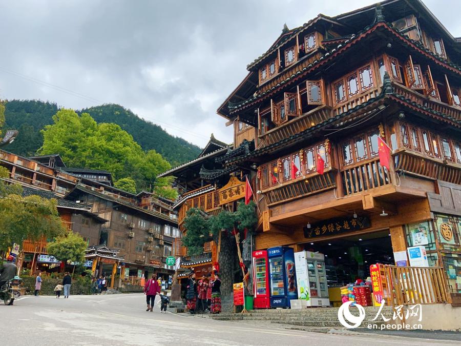 Con la llegada del anochecer, vuelan las golondrinas y aldea Xijiang Qianhu Miao despierta a su exuberante vida nocturna. (Foto: Pueblo en Línea/Kou Jie)
