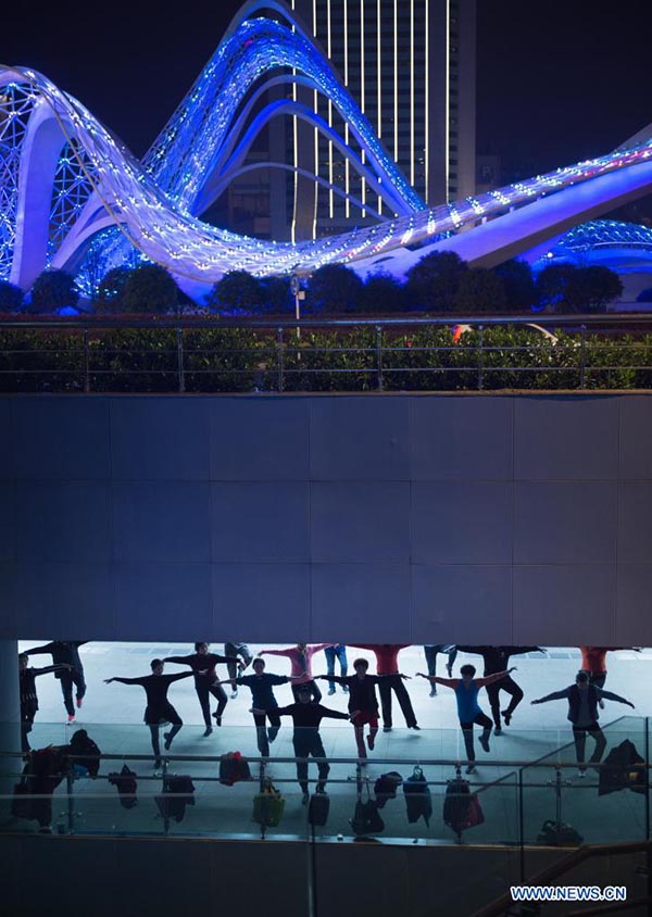 La gente se ejercita en una plaza en Wuhan, provincia de Hubei, en el centro de China, el 2 de abril de 2021. 