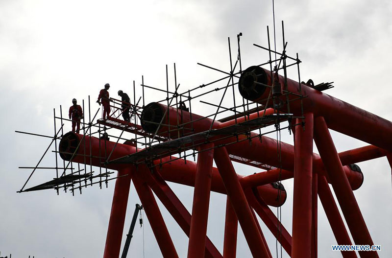Los trabajadores operan en las obras del gran puente Dafaqu de la autopista Renhuai-Zunyi, en la provincia de Guizhou.