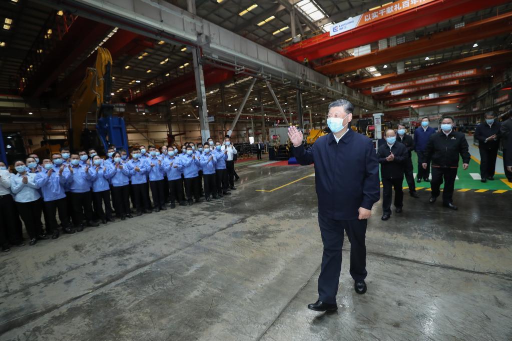 LIUZHOU, 26 abril, 2021 (Xinhua) -- El presidente chino, Xi Jinping, también secretario general del Comité Central del Partido Comunista de China y presidente de la Comisión Militar Central, visita la fábrica de maquinaria Guangxi Liugong Group Co., Ltd., en la ciudad de Liuzhou, en la región autónoma de la etnia zhuang de Guangxi, en el sur de China, el 26 de abril de 2021. Xi Jinping inspeccionó el lunes la ciudad de Liuzhou en la región autónoma de la etnia zhuang de Guangxi, en el sur de China. (Xinhua/Ju Peng)