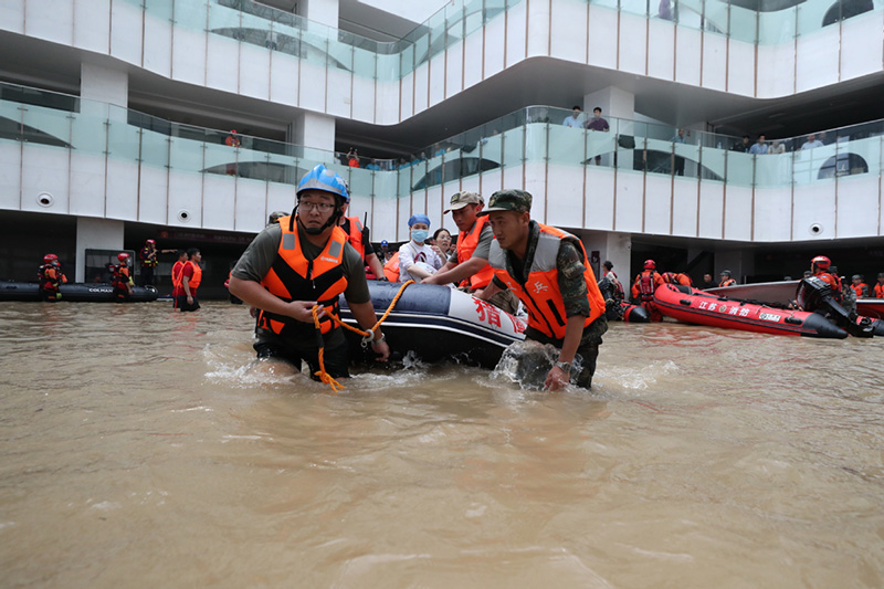 Los equipos de rescate ayudan a trasladar a pacientes varados con un bote inflable en el Hospital Cardiovascular Central de China de Fuwai en Zhengzhou, capital de la provincia central china de Henan, el 22 de julio de 2021. [Foto de Wang Jing / chinadaily.com.cn]