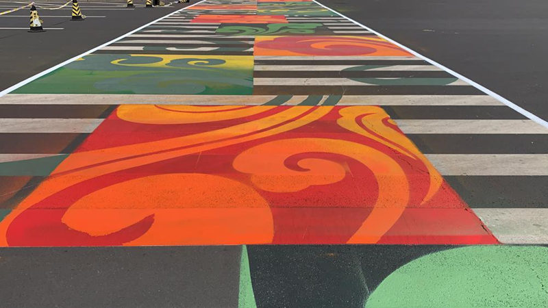 Algunos pasos de cebra han sido redise?ados en Khiyabagsh, Ordos, con nuevos colores y patrones, incluidos dibujos de corazones y nubes, Región Autónoma de Mongolia Interior, 22 de julio del 2021. [Foto: Liu Yanan y Sun Haibin/ China Daily]